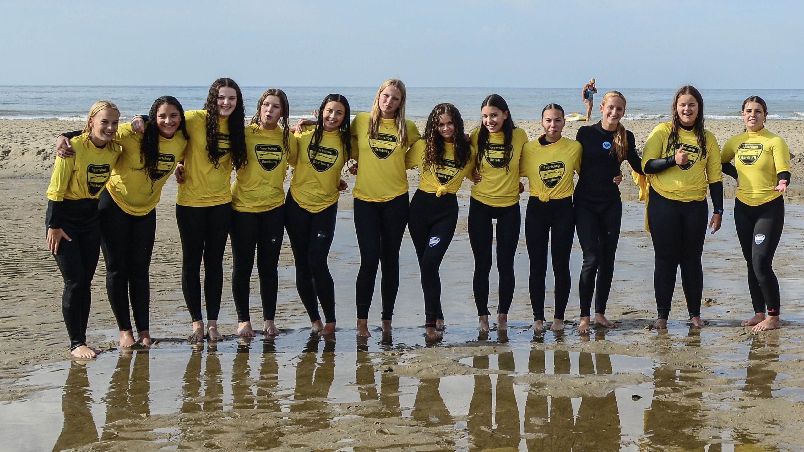 Leerlingen op het strand van Domburg