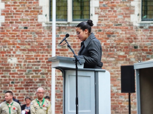 Sara Samir tijdens de Dodenherdenking