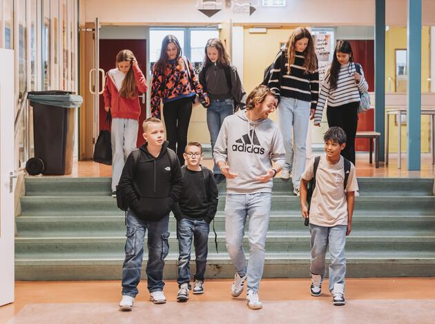 Docent loopt door gang Perre